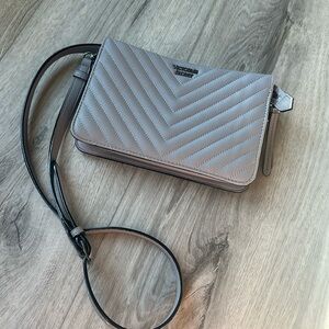 LIKE NEW VICTORIAS SECRET PURSE.